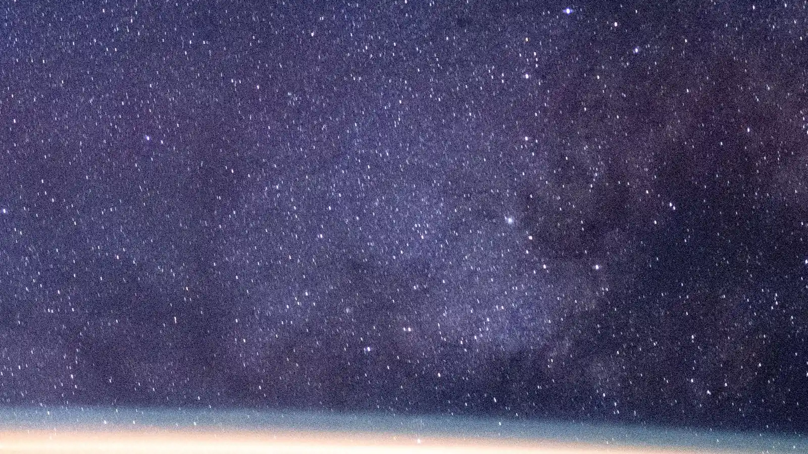 Limbe terrestre et lueur atmosphérique, depuis la Station spatiale internationale