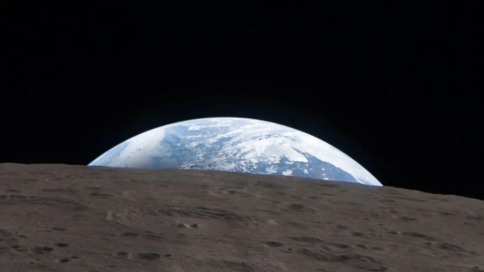 La Terre se couche sur l'horizon lunaire (Artemis II)